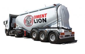 cement-trailer Camion de Ciment avec le logo de Ciment Lion